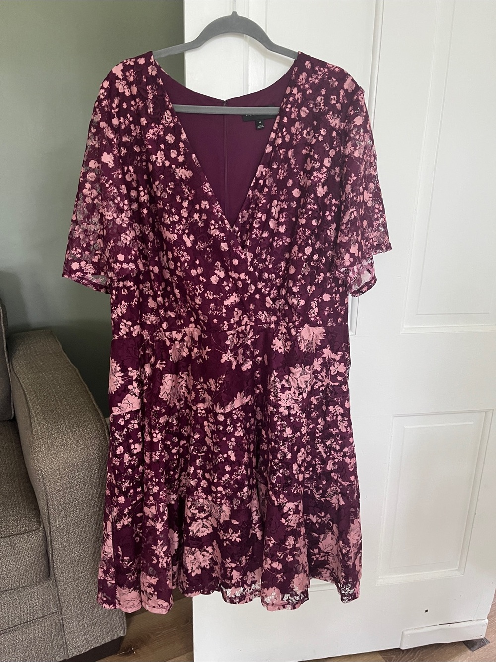 Lane Bryant size 24 burgundy pink floral
Mesh lace like overlay dress V- neck